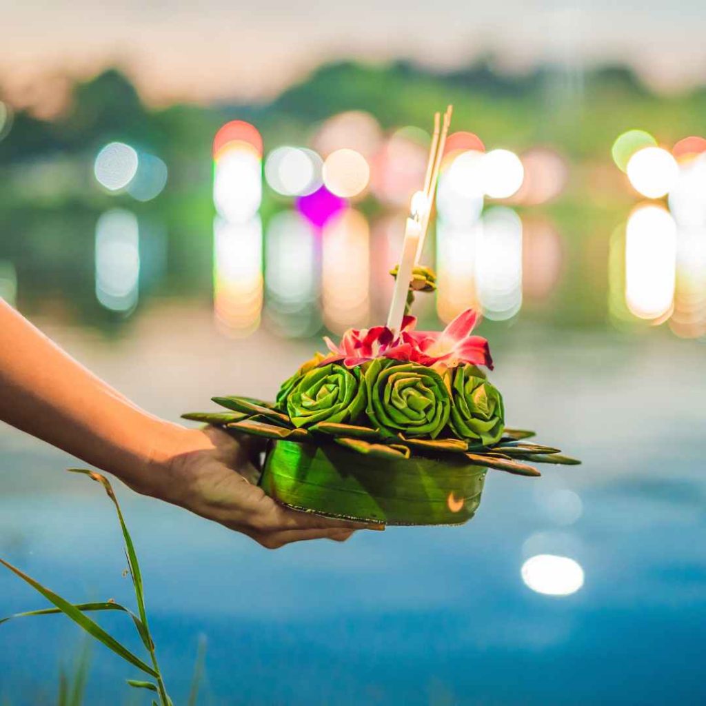 清迈水灯节：放水灯