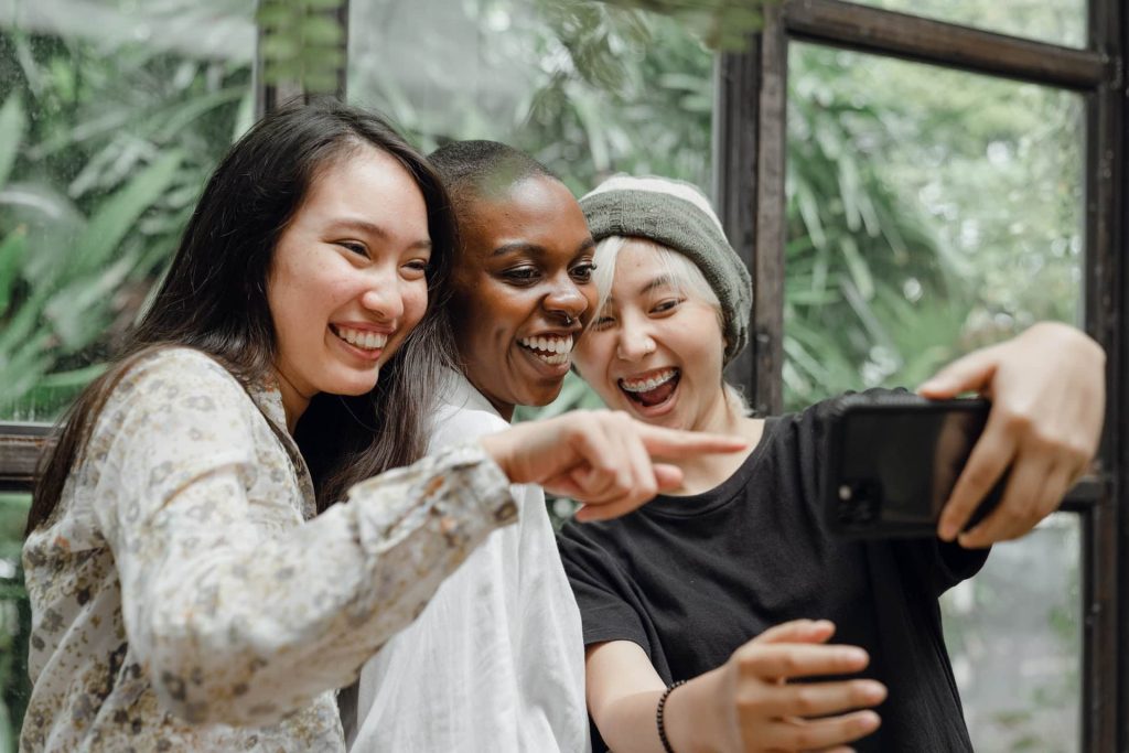 Eine Gruppe von Freunden in Japan bei einem Selfie.