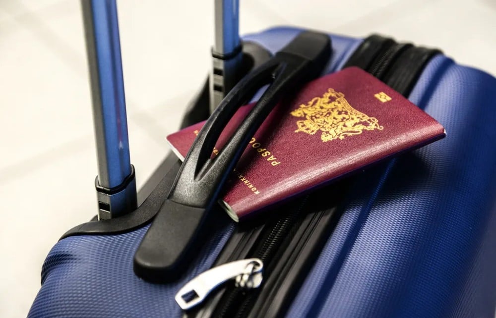 Reisepass Koffer kaufen eSIM Holafly