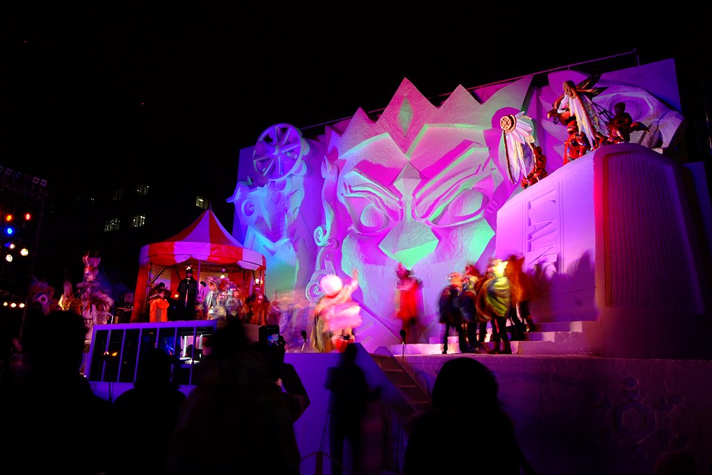 Beleuchtete Eisskulpturen beim Schneefestival in Sapporo, Hokaido, Japan.