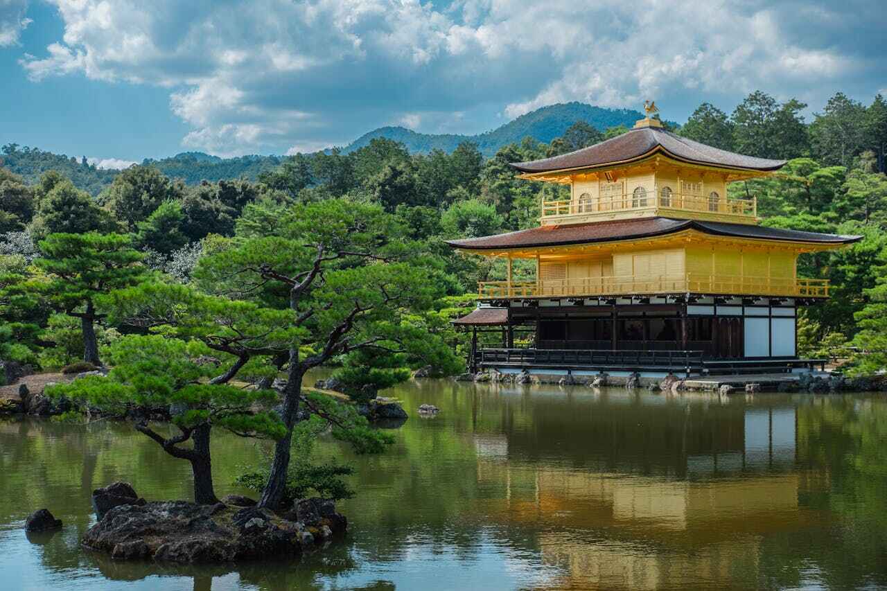 Der an einem See gelegene Kinkaku-ji-Tempel in Kyoto.