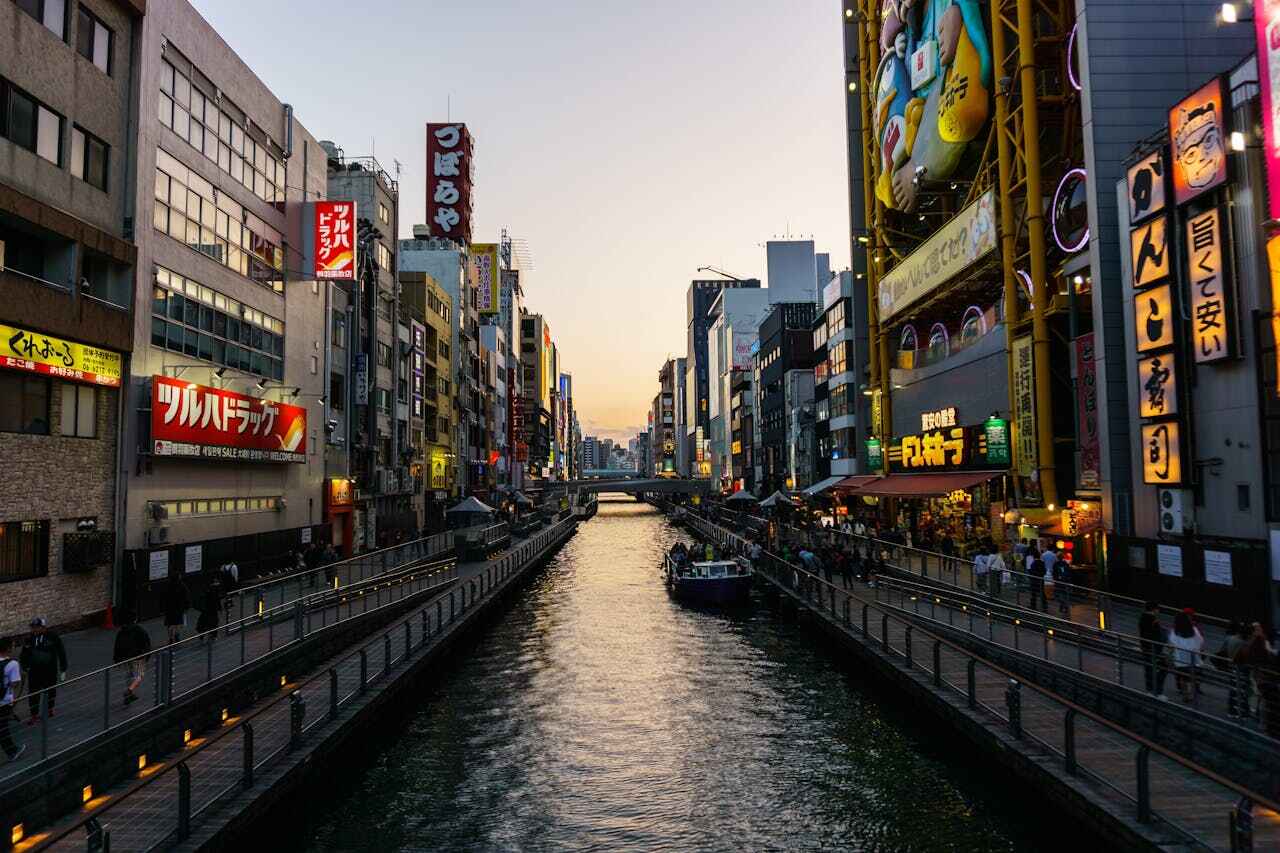 Das belebte Viertel Dotonbori in Osaka aus der Nachtperspektive.