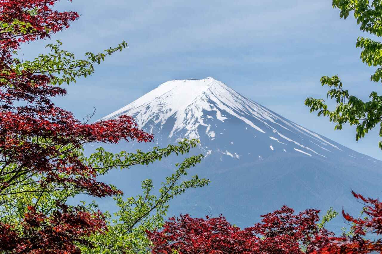 Der Berg Fuji ist das bekannteste Symbol Japans und ein ikonischer Vulkan, der mit seiner majestätischen Form und schneebedeckten Spitze beeindruckt. Er ist nicht nur ein beliebtes Ausflugsziel für Touristen, sondern auch ein heiliger Ort für die Japaner und bietet atemberaubende Aussichten und zahlreiche Freizeitmöglichkeiten.