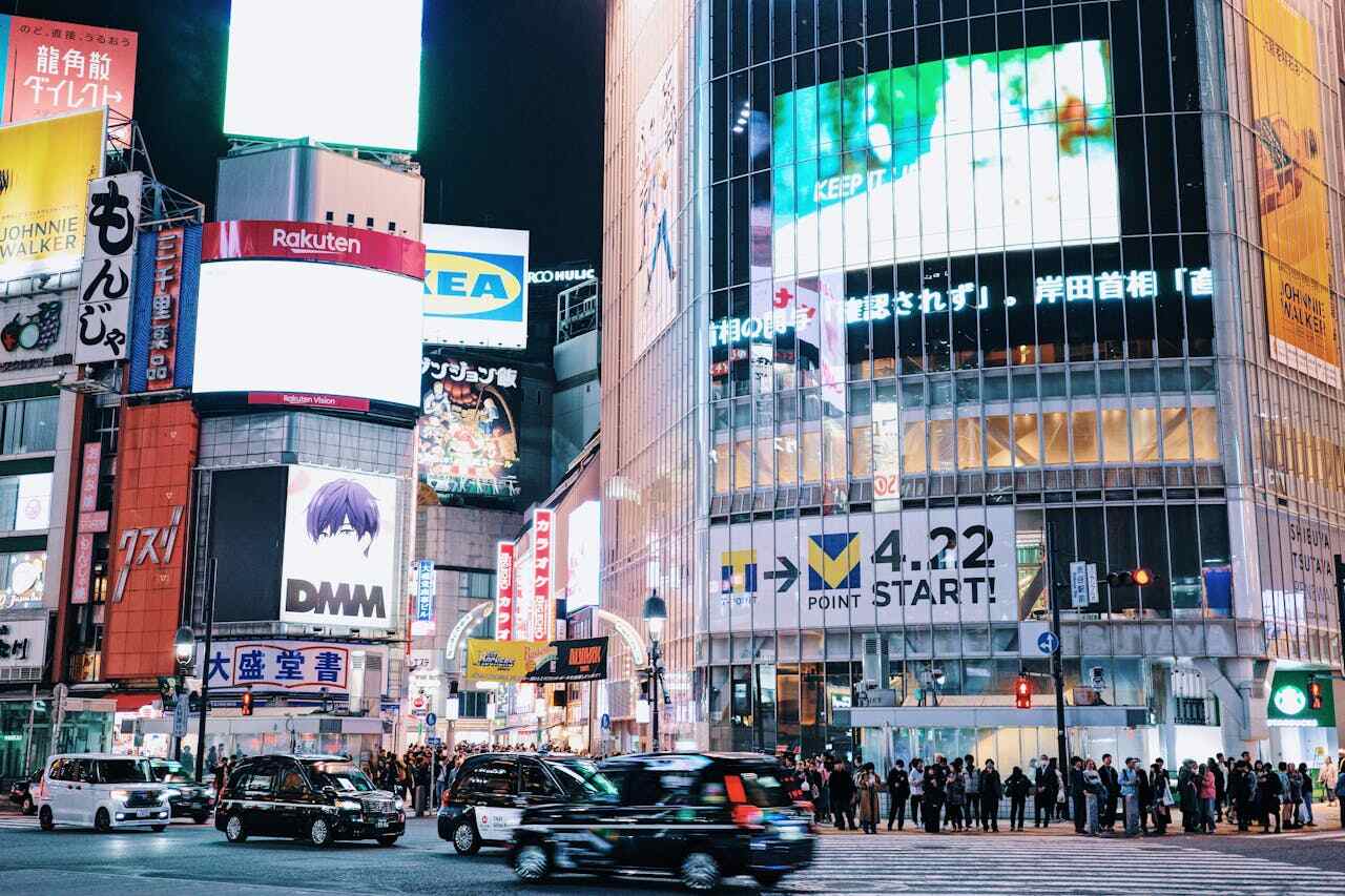 Die Shibya-Kreuzung in Tokio bei Nacht.