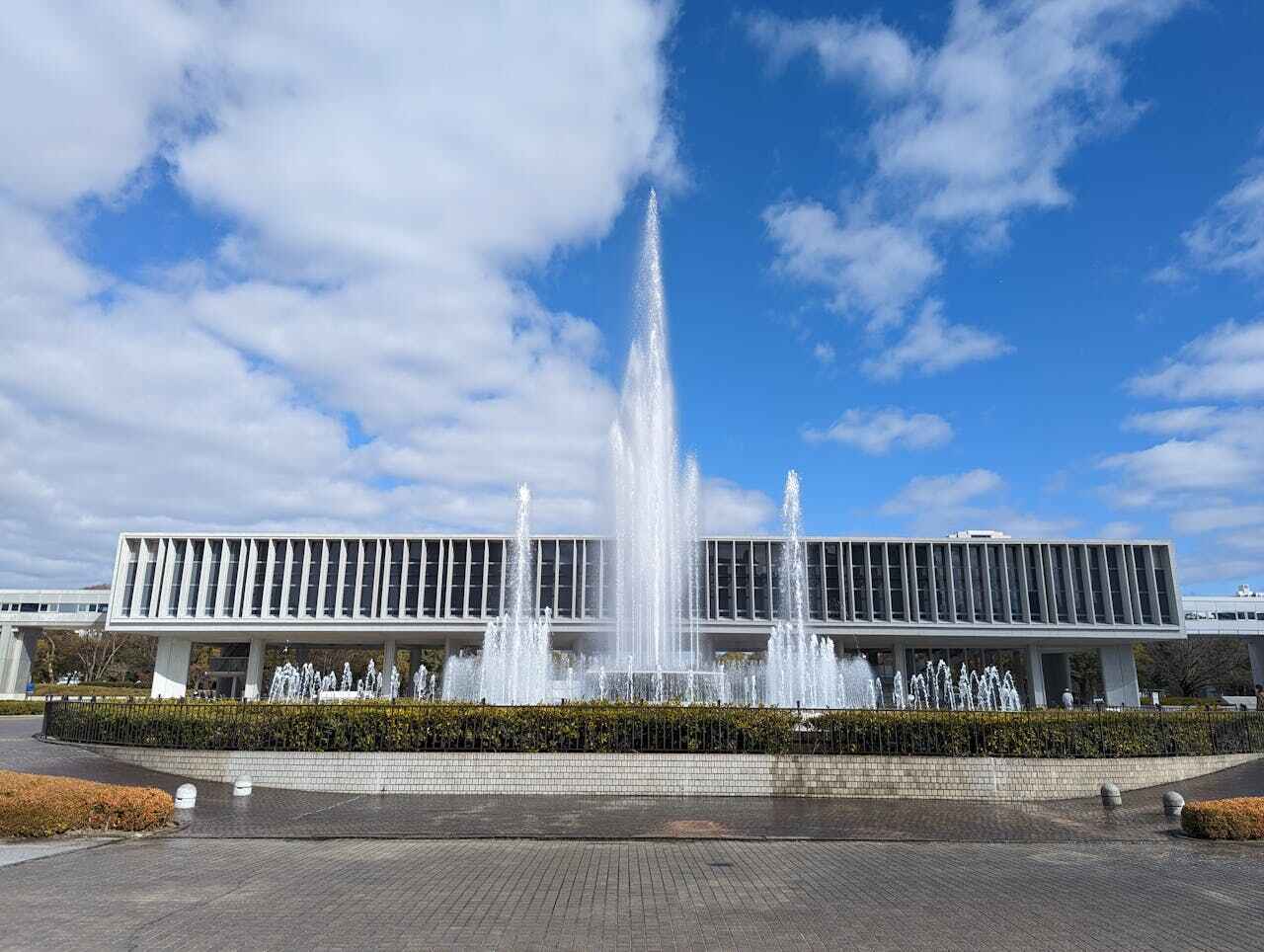 Außenansicht des Museums und Friedensdenkmals in Hiroshima, Japan.