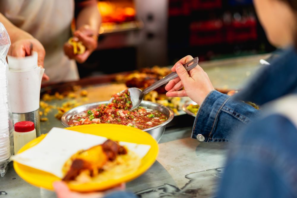 Nahaufnahme eines Tellers mit Streetfood in Mexiko