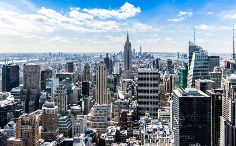 Eine Luftaufnahme von Manhattan in New York mit den ikonischsten Wolkenkratzern.