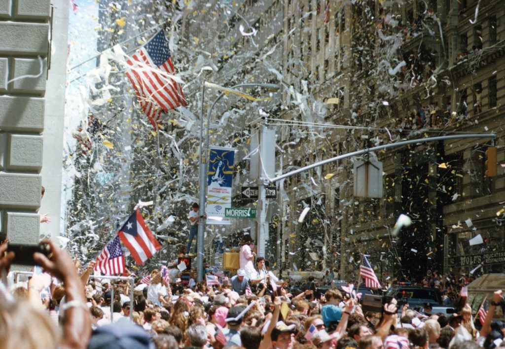 Leute versammeln sich auf der Straße für eine Parade in New York