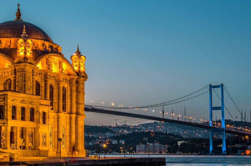Die Brücke über den Bosporus in Istanbul, bei Nacht gesehen.