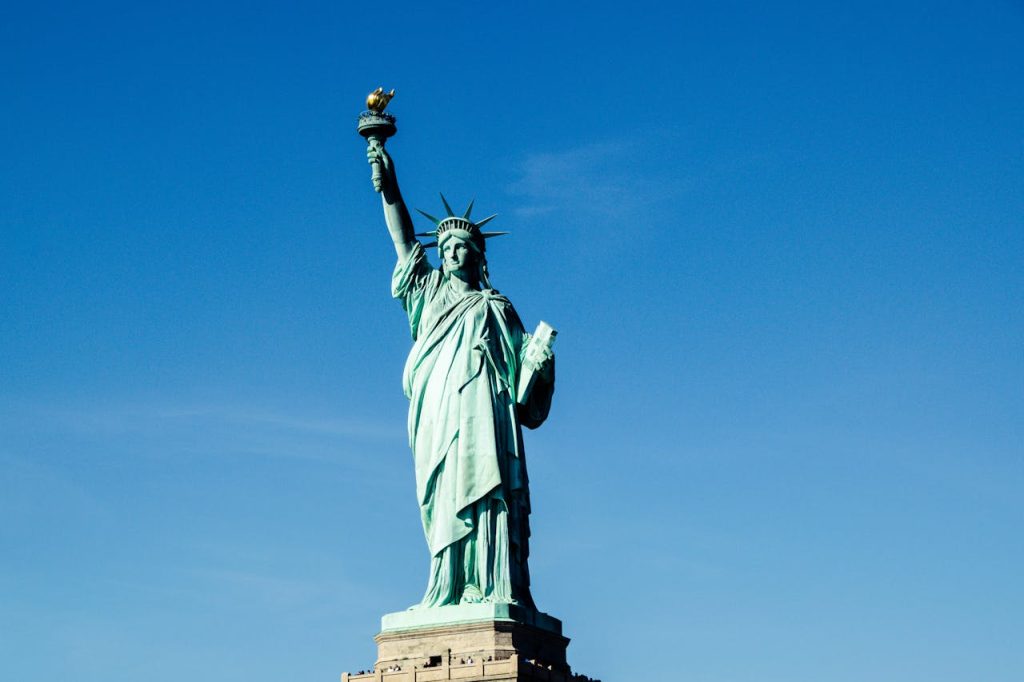 Die Freiheitsstatue in New York bei blauem Himmel.