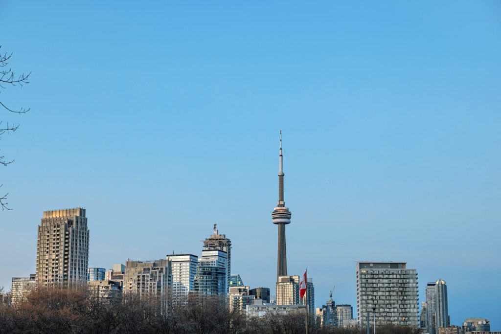 Blick auf die Skyline von Toronto vor einem klaren, blauen Himmel