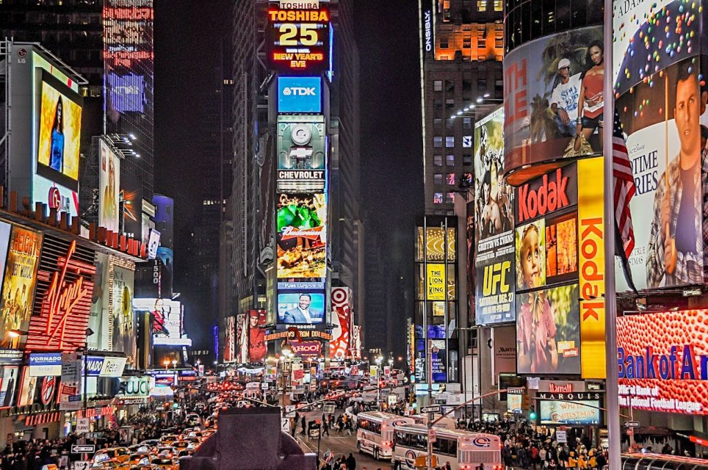 Die Leuchttafeln am Time Square in New York bei Nacht.