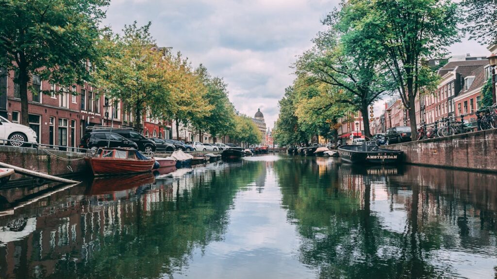 Ein Kanal in Amsterdam, gesäumt von traditionellen Häusern