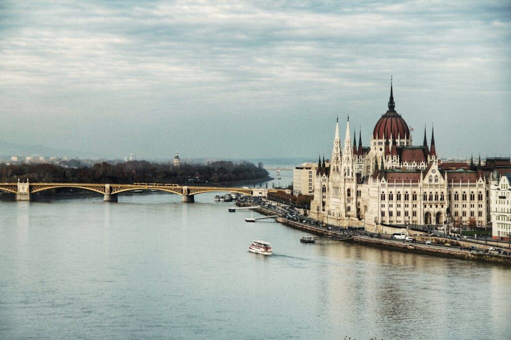 Eine Aussicht auf eine Brücke über die Donau in Budapest