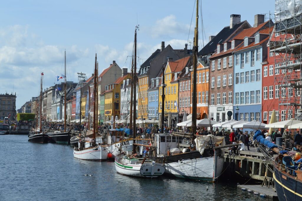 Bunte Häuser und kleine Segelboote im Stadtteil Christianshavn in Kopenhagen