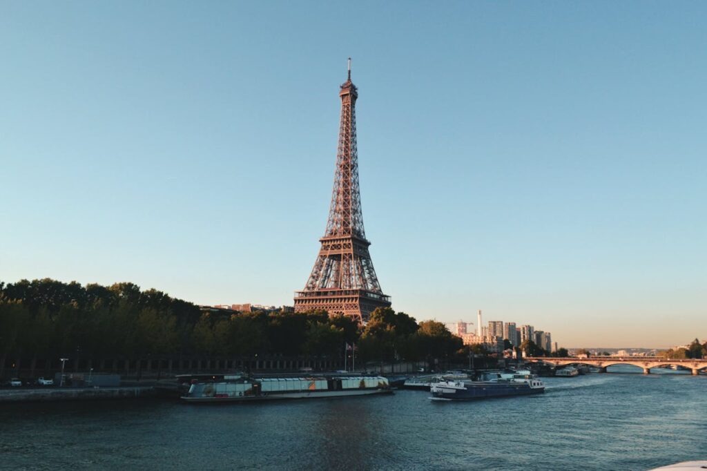 Der Eiffelturm in Paris mit Blick auf die Seine.
