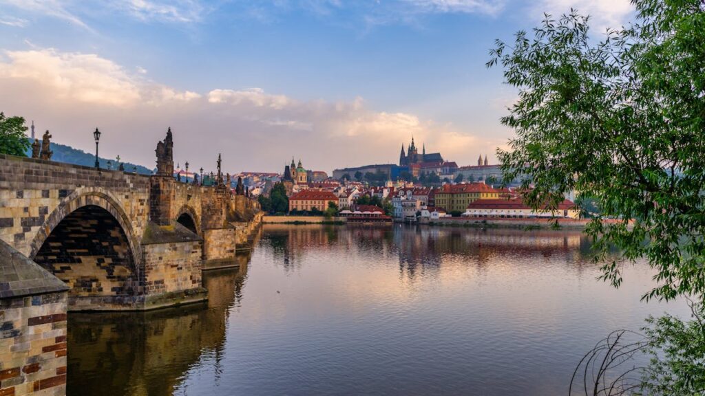 Ein Blick auf eine Steinbrücke und die Altstadt von Prag