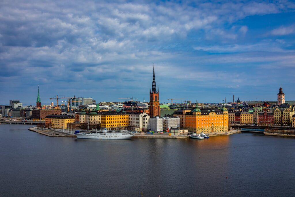 Ein Blick auf die Altstadt von Stockholm vom Wasser aus