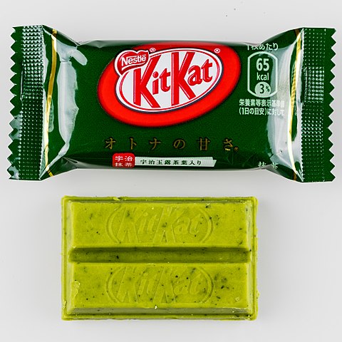 Ein Kit Kat mit Matcha-Geschmack in Japan.