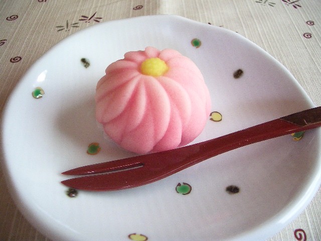 Ein rosafarbener japanischer Kuchen in Form einer Blume namens Kanko.