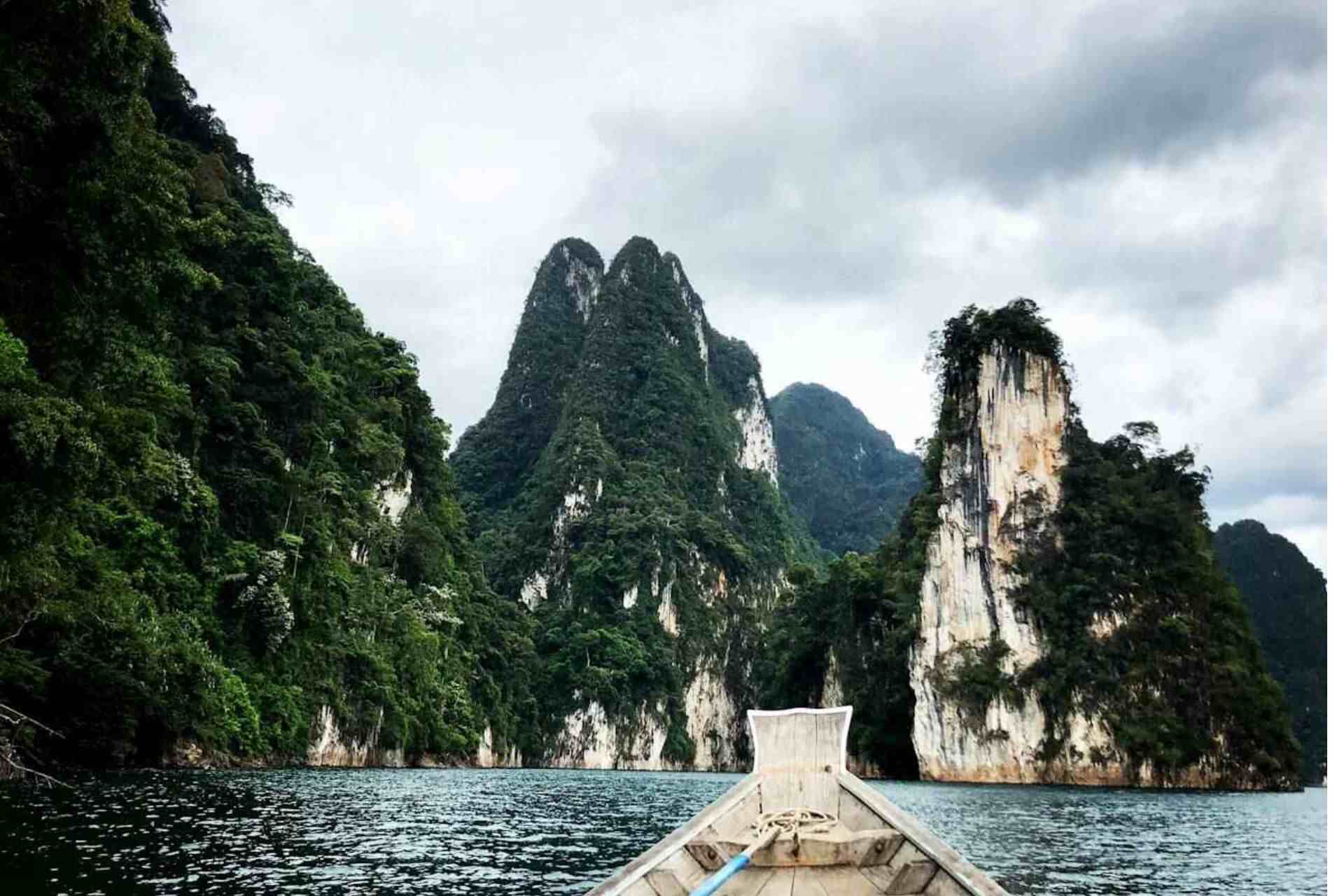 Natürliche Felsformation am Che-Wan-See, von einem Boot im Kaoh-Sok-Park in Thailand aus gesehen.