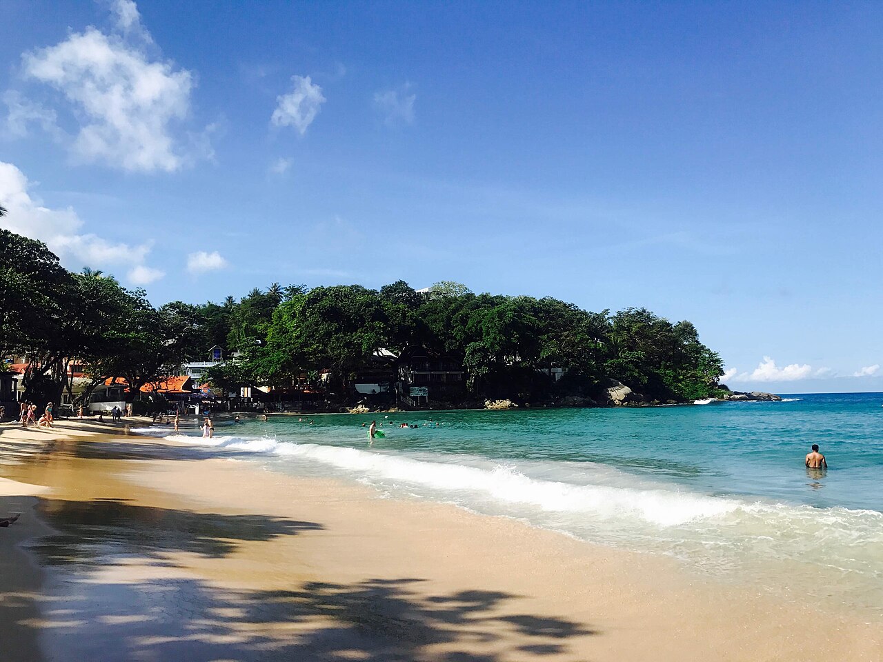 Der Strand von Kata in Thailand während des Vormittags.