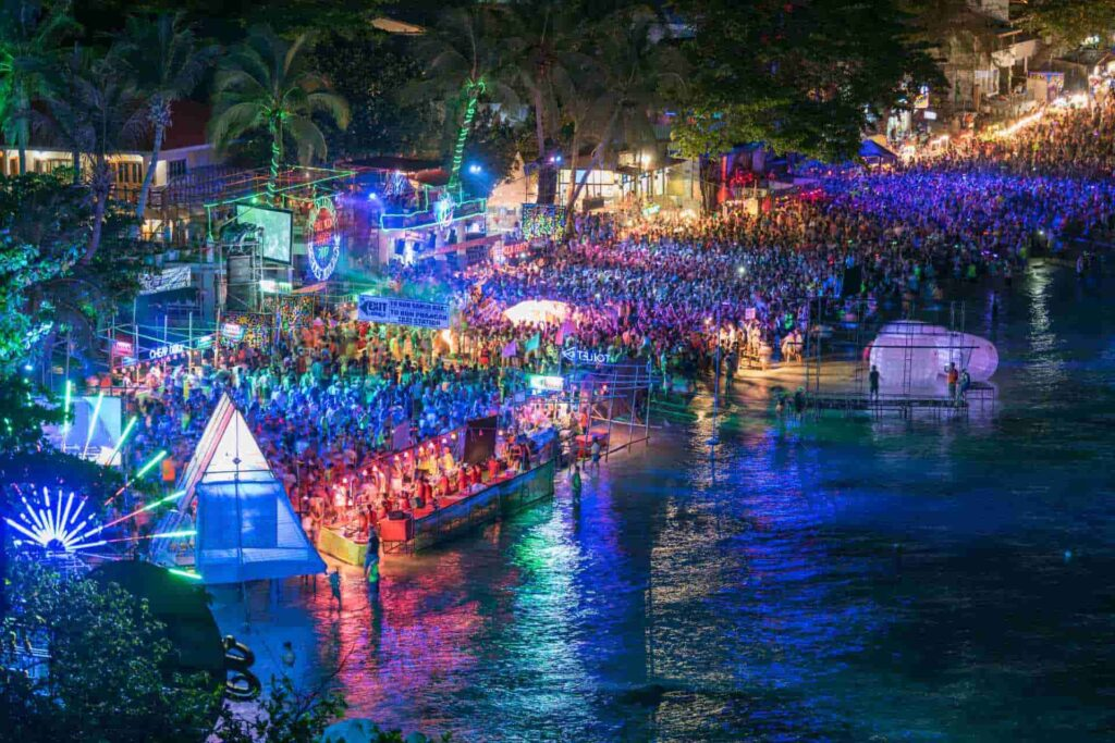 Der Strand von Haad Rin, Koh Phan Ngan, Thailand, während der „Full Moon Party