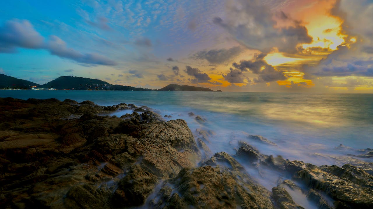 Ein Blick in der Morgendämmerung auf den Patong-Strand in Phuket, Thailand