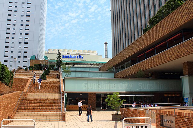 Ein Blick auf den Vorplatz und den Eingang des Einkaufszentrums Sunshine City im Stadtteil Ikebukuro in Tokio.