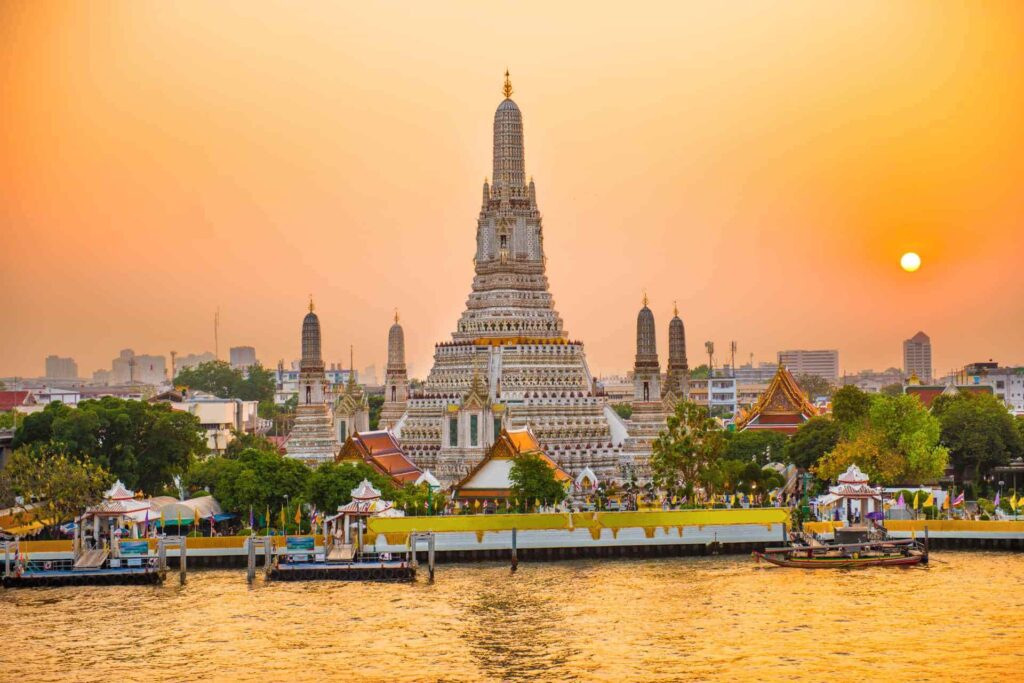 Der Tempel Wat Arun bei Sonnenuntergang in Thailand