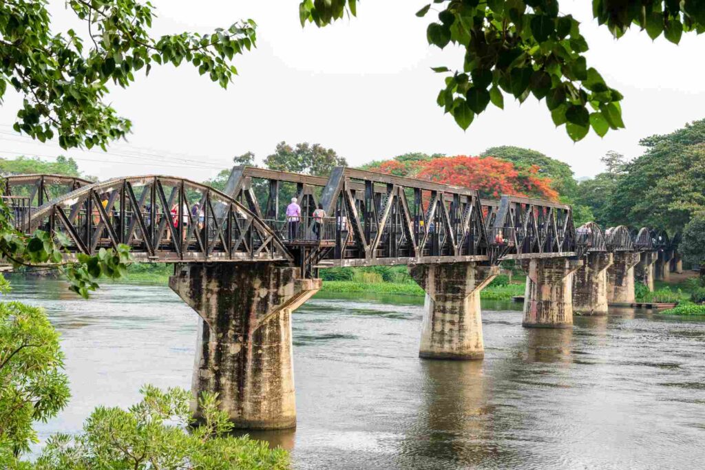 Ein Blick auf die berühmte Brücke über den Kwai-Fluss in Thailand