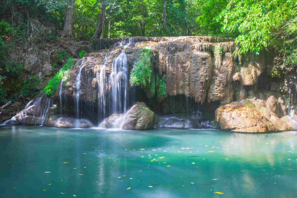 Ein Wasserfall im Erawan Nationalpark in Thailand