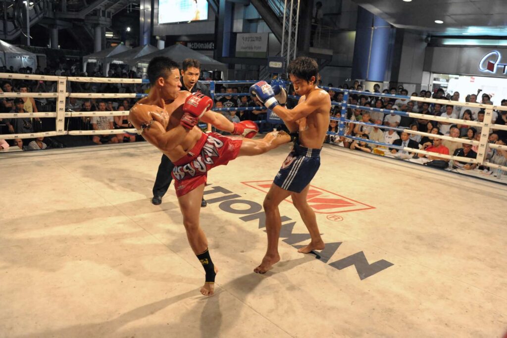 Zwei Männer, die bei einem Muay-Thai-Match gegeneinander antreten.