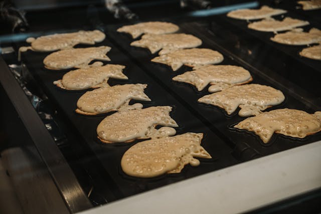 Traditionelle Taiyaki-Kuchen in der Pfanne zubereiten