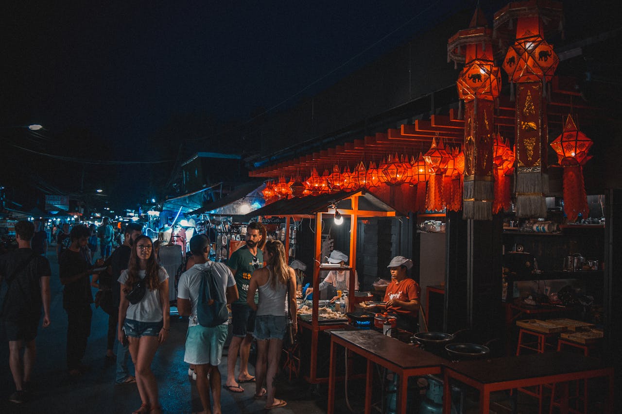 Menschenmenge auf einem Nachtmarkt in Pai, Mae Hong Son, Thailand