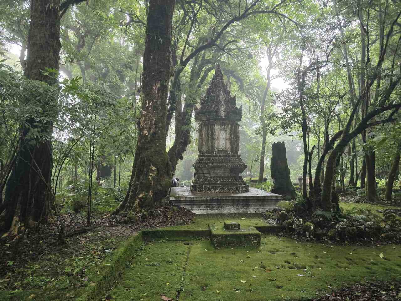 Ein mit Flechten bedeckter Altar inmitten des Waldes im Doi-Inthanon-Nationalpark in Thailand