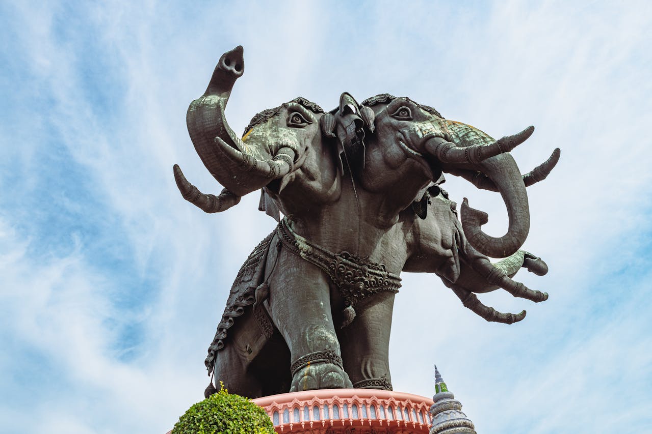 Eine Statue des dreiköpfigen Elefanten auf dem Dach des Erawan-Museums in Thailand