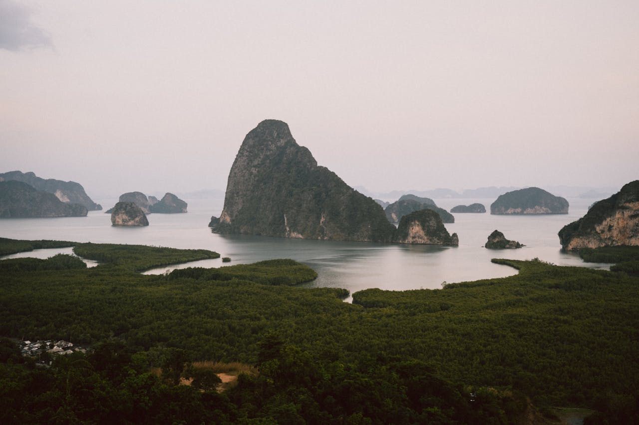 Felsige Inseln in der Bucht von Phang Nga