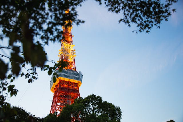 Die Spitze des Tokyo Towers vor einem blauen Himmel.