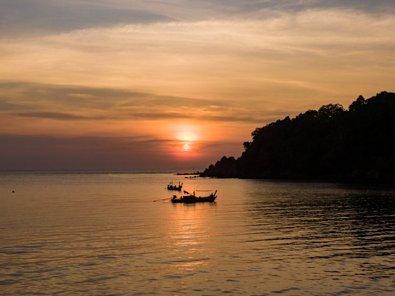 Ein Sonnenuntergang, gesehen vom „Sunrise Beach“ in Koh Lipe, Thailand