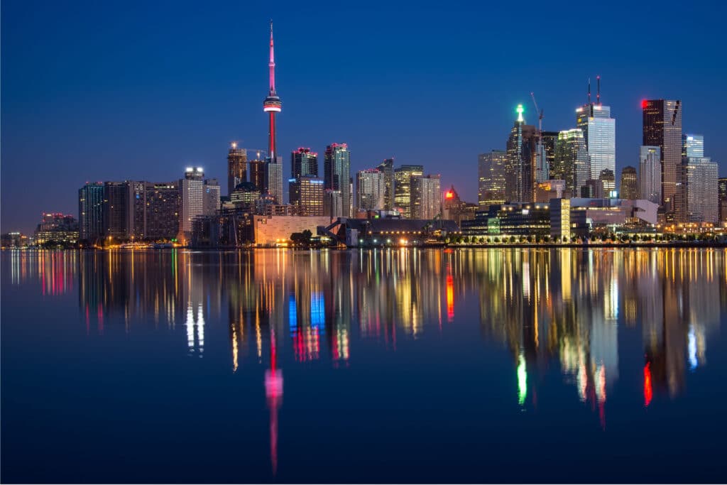 Panorámica nocturna de Toronto, Canadá