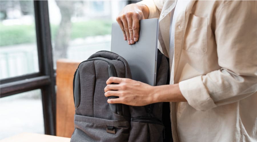 Ejemplo de mochila pequeña para llevar una laptop en el avión