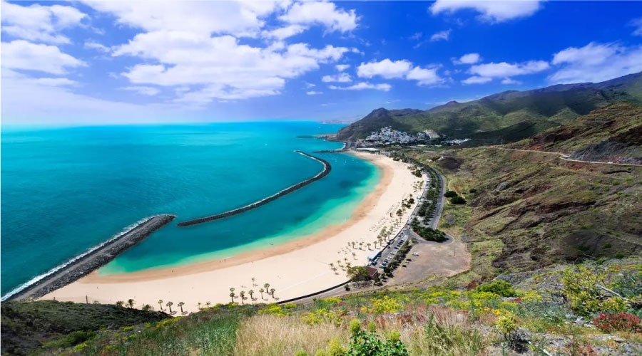 Playa de las Teresitas en Tenerife, España, temporada baja en octubre