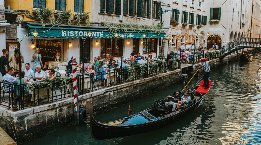 Turistas recorriendo Venencia en góndola