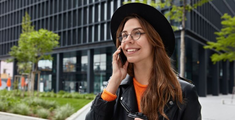 Con la eSIM de Holafly, puedes hacer llamadas en Europa sin pagar roaming