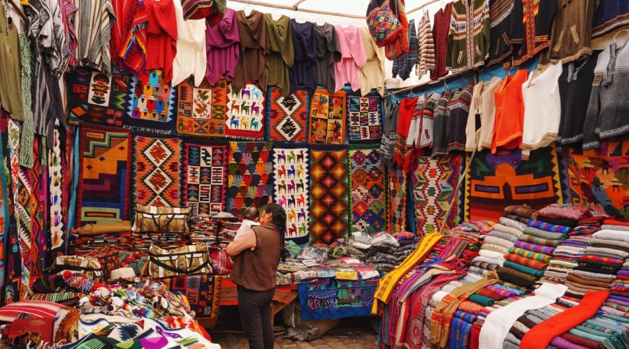 Mercado de artesanías y vestuarios tradicionales en Perú