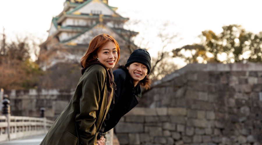 Personas disfrutando inverno con ropa abrigada en Japón