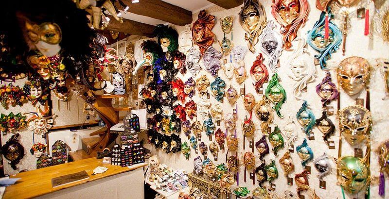 Tiendas de máscaras en Venecia