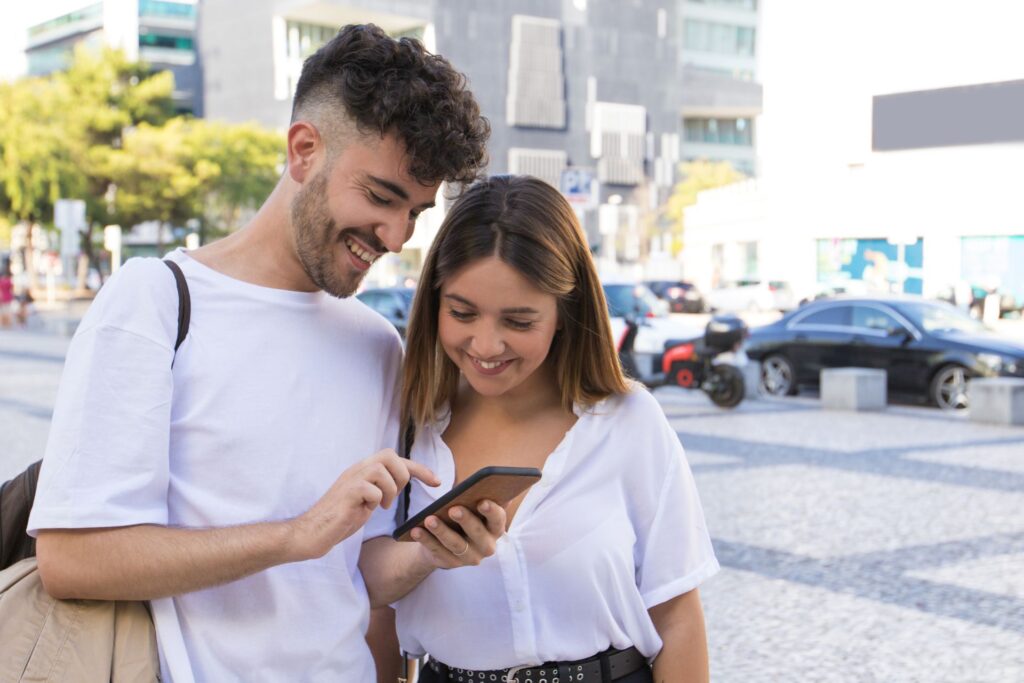 Viajeros usando el roaming de datos en el extranjero