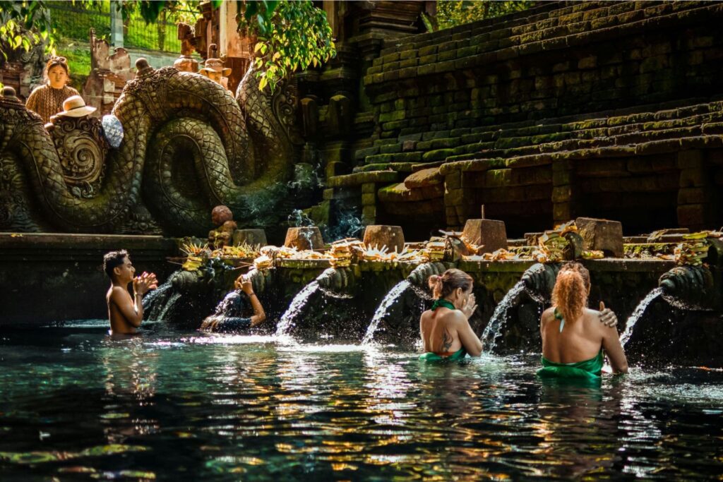 Baño sagrado en el Templo Tirta Empul